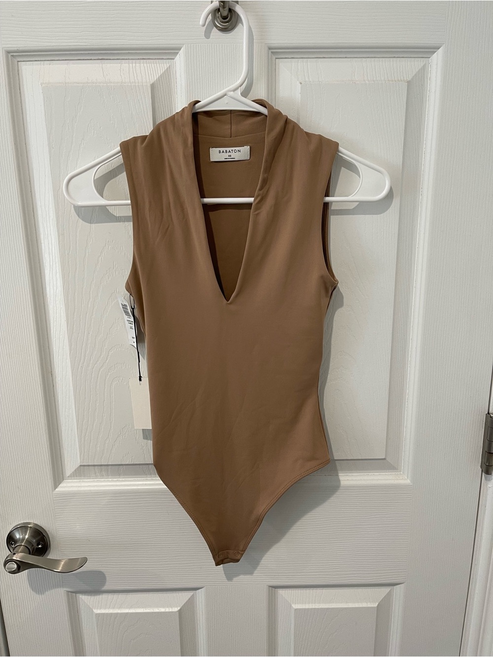 Aritzia Babaton Sleeveless Nude Clay V-Neck Contour Bodysuit XS NWT